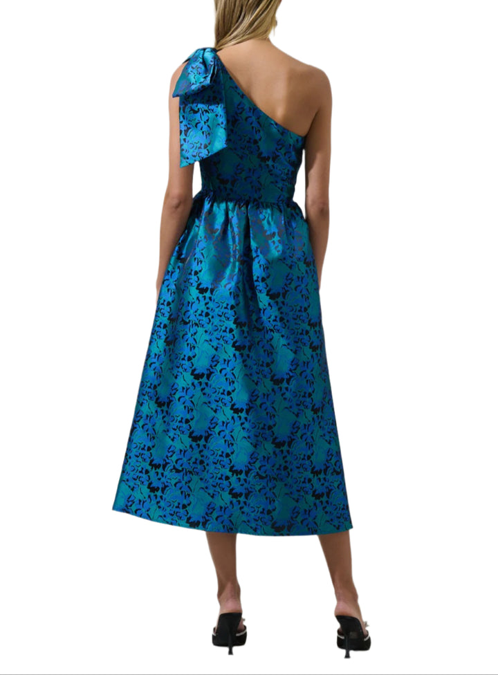 tep into charm with the Farrah Jacquard Floral Miley Bow Midi Dress. Its delicate jacquard floral pattern adds a touch of whimsy, while the playful bow detail brings a flirty finish.