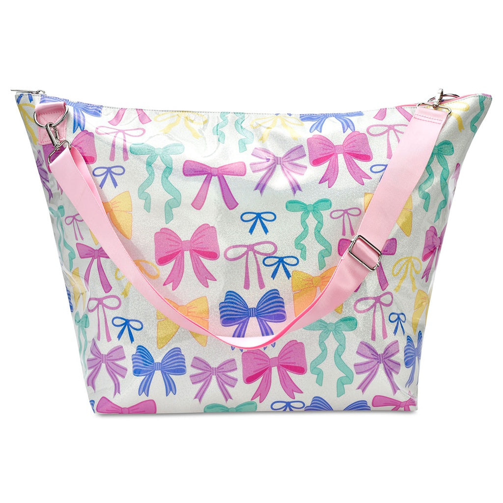 Nylon material
Zipper closures
Inside zipper pocket
Adjustable, removable shoulder strap
Lined
23 1/2" w x 16" h x 9" d
