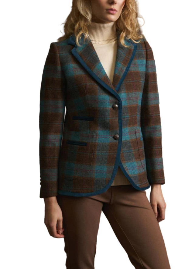 Fitted plaid blazer. Notched lapel collar with velvet detail. Front closure with two metal buttons and velvet trim detail. Fake front patch pockets with hidden welt pockets. Long sleeves with faux button closure and slight vent. Slightly rounded hem without slits.

Designed and made in Spain.