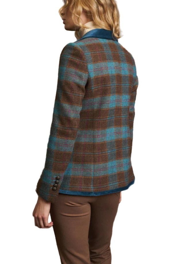 Fitted plaid blazer. Notched lapel collar with velvet detail. Front closure with two metal buttons and velvet trim detail. Fake front patch pockets with hidden welt pockets. Long sleeves with faux button closure and slight vent. Slightly rounded hem without slits.

Designed and made in Spain.