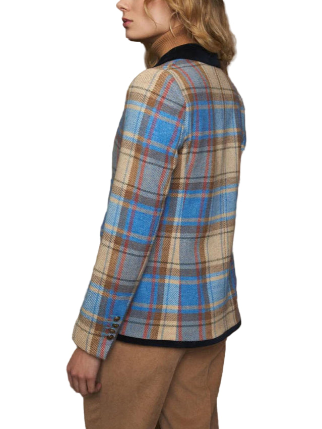 Fitted plaid blazer. Notched lapel collar with velvet detail. Front closure with contrasting velvet trim detail and two metal buttons. Front flap pockets. Long sleeves with faux buttoned cuff and slight opening. Slightly rounded hem without slits.  

Designed and manufactured in Spain.