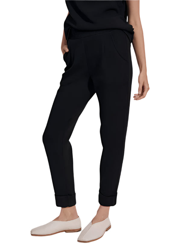 Tailored for a slim, tapered fit, these pants feature an elegant, rolled cuff, shaped pockets, and flattering front and back darts at the waistband for an elevated touch. Perfect for pairing with our DoubleSoft™️ sweaters and sweaters, they are the ultimate wardrobe essential.