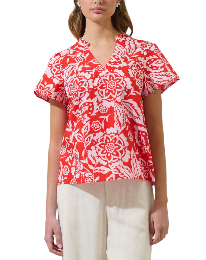 You'll be blossoming with the Hazen Floral Risony Pleated Top. Short sleeves frame split neckline with a pleated detail in the front, from shoulders to the bottom. It maintains a classic fit, easy to pair with white trousers and tucked in.  
