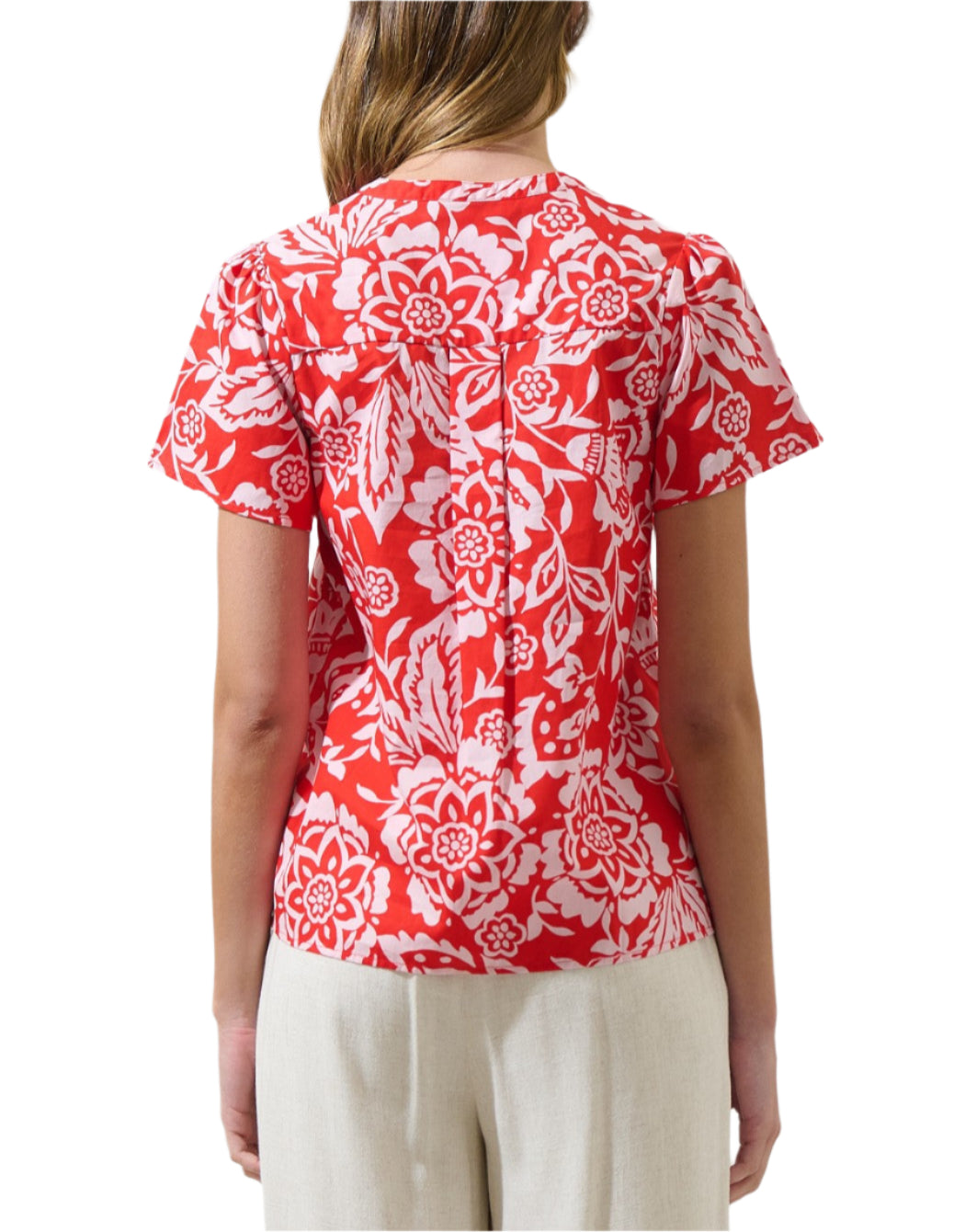 You'll be blossoming with the Hazen Floral Risony Pleated Top. Short sleeves frame split neckline with a pleated detail in the front, from shoulders to the bottom. It maintains a classic fit, easy to pair with white trousers and tucked in.  

