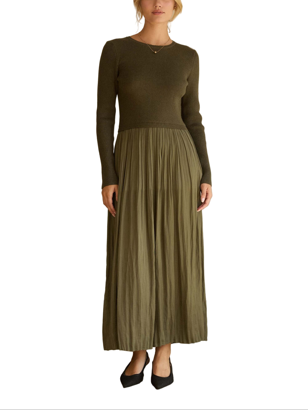 The Ashley Dark Olive Mixed Media Maxi Dress is your new go-to for effortless elegance with a twist. This stunning piece combines contrasting fabrics in a rich dark olive hue, creating visual interest that keeps things fresh and fun. The long sleeves offer versatile coverage while the flowing maxi silhouette delivers that coveted graceful movement.&nbsp;
