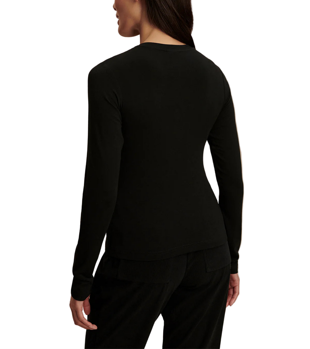 A longsleeve version of the Regina fitted tee, the Edna is a light layering essential.