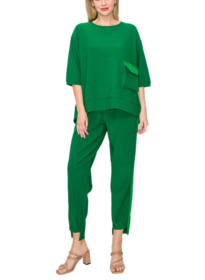 The Karen top. Made with high quality knit crepe. Oversized relax fit. Round neck, elbow length sleeves and front pocket.

The Katie pant. Made with high quality crepe knit. Elastic waist for the perfect fit. Side pockets and side contrasts. Bottom high-low with details. Easy relax fit. 