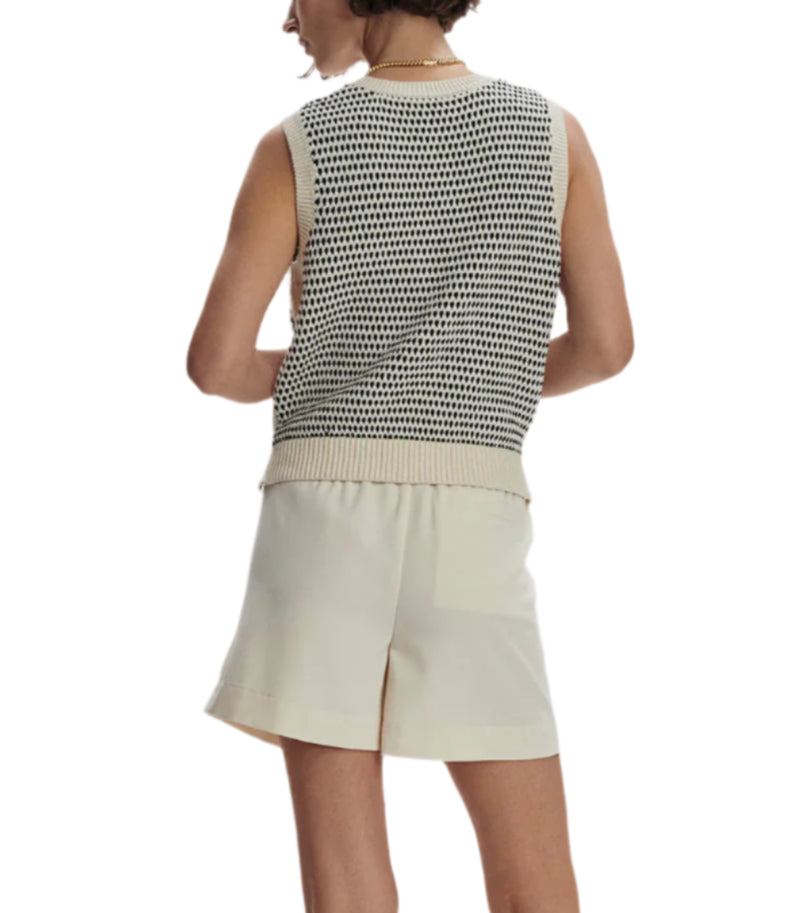 In a modern, multi-stitch design, the Knowles vest is made from 100% cotton and features a classic rounded neckline and a standard fit. A staple in your new-season wardrobe, it'll pair seamlessly with your favorite shorts or pants.