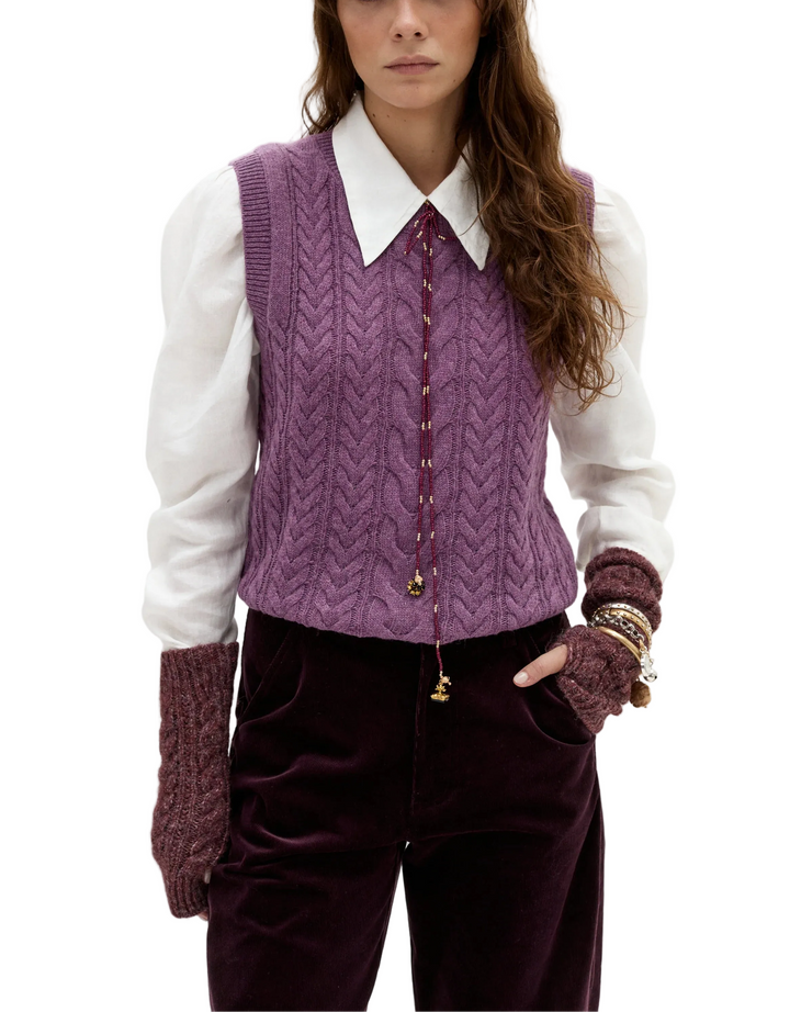 The Otto vest is one of our seasonal favorites—classic, versatile, and full of personality.
Knitted from a soft wool and alpaca blend, it features cable details on the front that add a subtly masculine and relaxed touch.


It&
