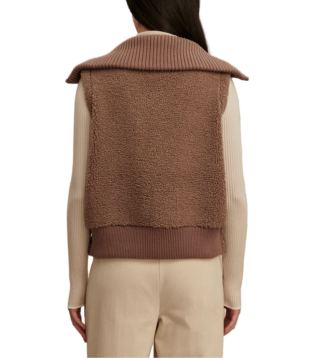 Produced in a soft boucle sherpa, the Aspen is a flattering loose-fit gilet that's perfect for layering over your favourite knits, sweats and long-sleeve tees. Featuring our Varley signature insert neck, alongside a cotton rib back hem and trimmed welt pockets - practical style details with maximum impact.