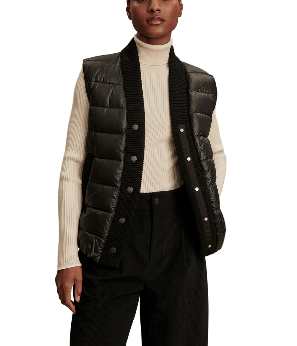 Featuring a relaxed fit and lightweight, quilted nylon for insulation, this gilet combines practicality with modern design. The knitted placket and trims add a unique touch, while the snap fastening makes it perfect for easy layering.