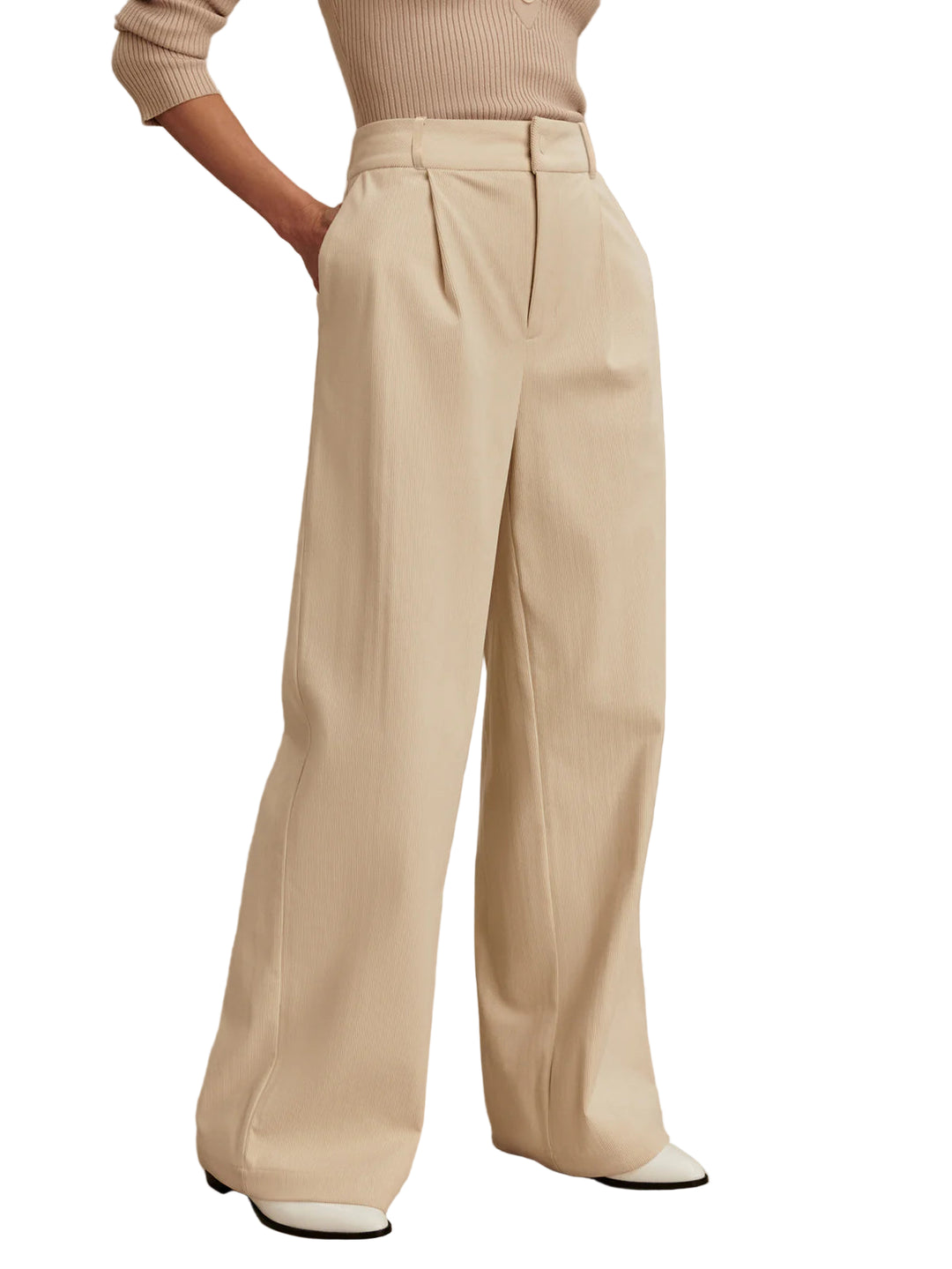 Elevate your wardrobe with the Rocio pant, crafted from Needle Cord and cut to a contemporary wide-leg shape.