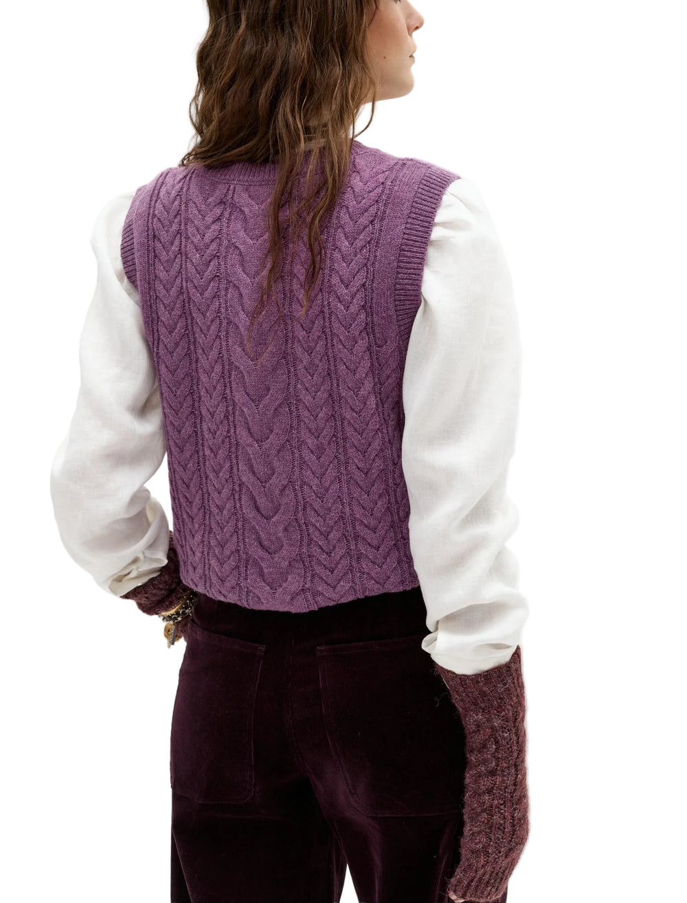 The Otto vest is one of our seasonal favorites—classic, versatile, and full of personality.
Knitted from a soft wool and alpaca blend, it features cable details on the front that add a subtly masculine and relaxed touch.


It's the perfect layer to style over our shirts, adding both warmth and character to any outfit.