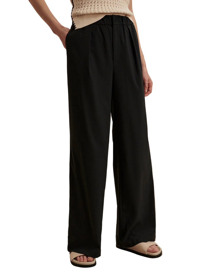 Made from our Soft Stretch Woven fabric, the Kayson pants are an elegant, versatile staple for every season.