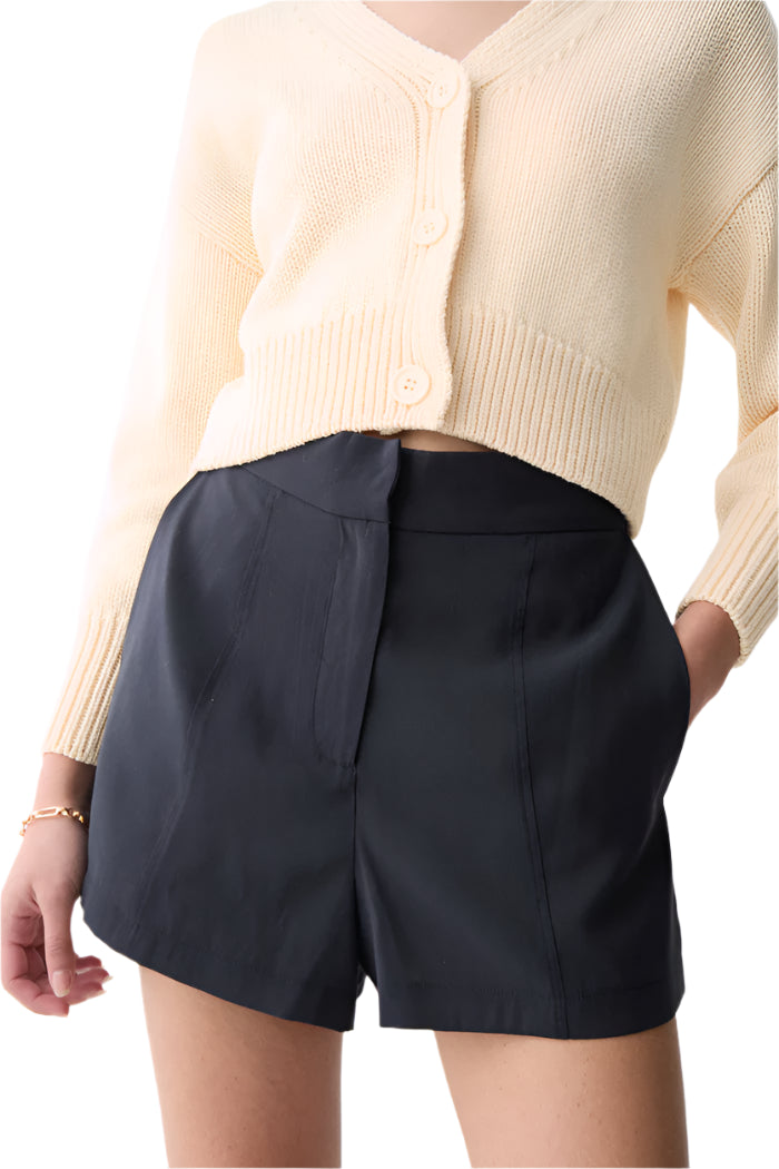Rayon high waisted shorts. Side pockets. Darts for shaping on the back. Front hooks and zip for closure.