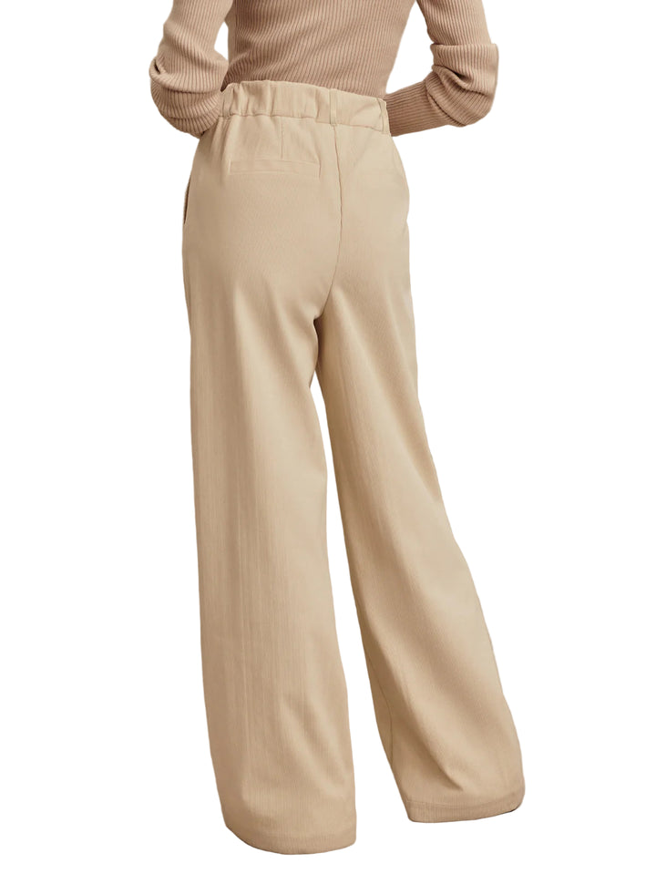 Elevate your wardrobe with the Rocio pant, crafted from Needle Cord and cut to a contemporary wide-leg shape.