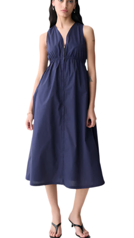 Poplin maxi dress with V neckline and without sleeves. Elastic on waist. Side pockets. Zipper for closure on front