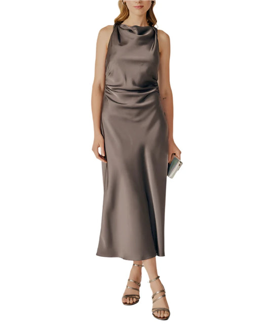 Satin sleeveless dress with round neckline and twisted armholes. Gathered detail at the waist. Lined on bust part. Side hidden zip closure
Fit: true to size