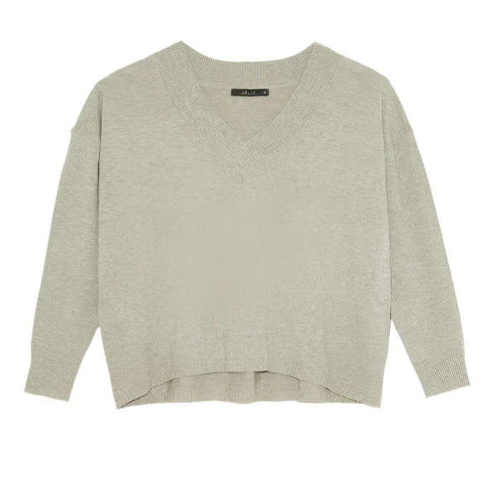 Viscose blend sweater with V neckline and long sleeves. Curved hem on the front and longer at the back