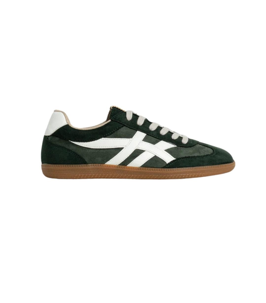 Add a bold twist to your sneaker lineup. SASHA in Green Suede pairs deep forest tones with crisp white side stripes and a gum sole for that effortlessly cool, retro-sporty vibe. This shade brings depth and unexpected versatility-perfect for fall, winter, and year-round standout looks. A gold SHUSHOP charm on the laces seals the deal.

Key Features
Upper: Faux suede in deep green with white faux leather overlays

Closure: Lace-up with gold-tone SHUSHOP charm

Lining: Soft textile interior for all-day comfort