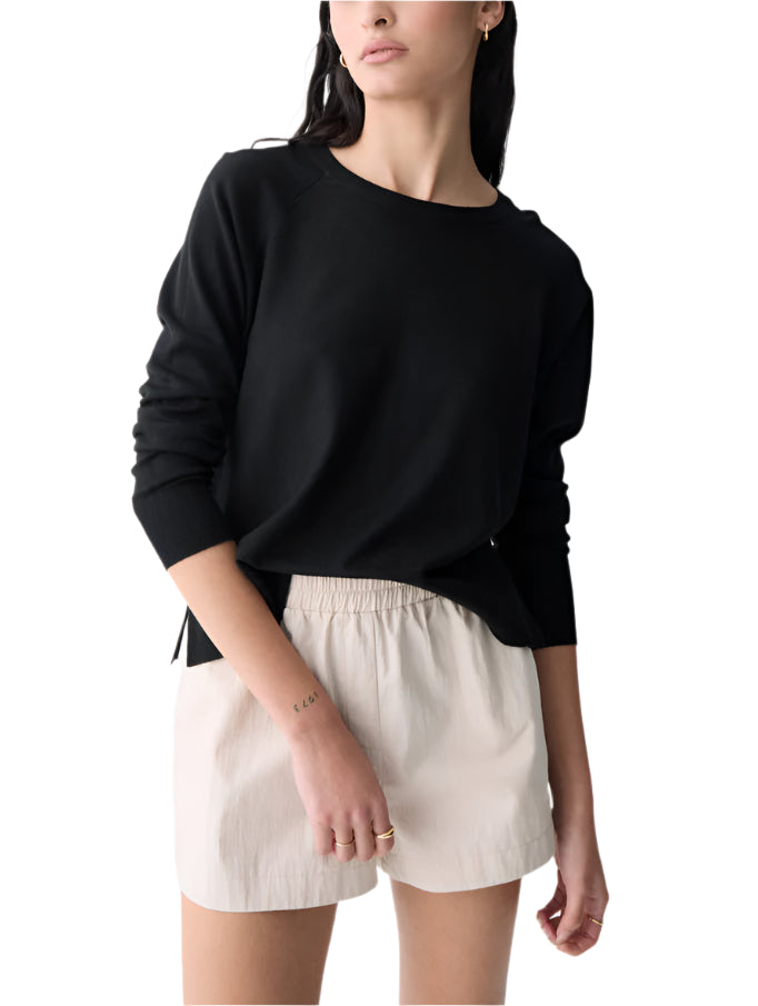 Viscose blend sweater with round neck and long raglan sleeves. Slits on the sides of the bottom cuff
Fit: relaxed