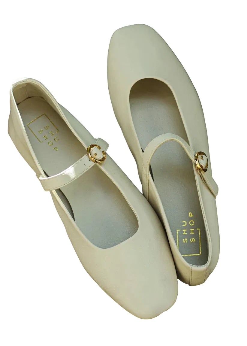 Neutral never looked so sophisticated. The ANNABELLE flat in Bone is a wardrobe essential clean, modern, and made to pair with everything. From tailored pants to flowing dresses, this subtle shade brings soft contrast and timeless flair to your look.