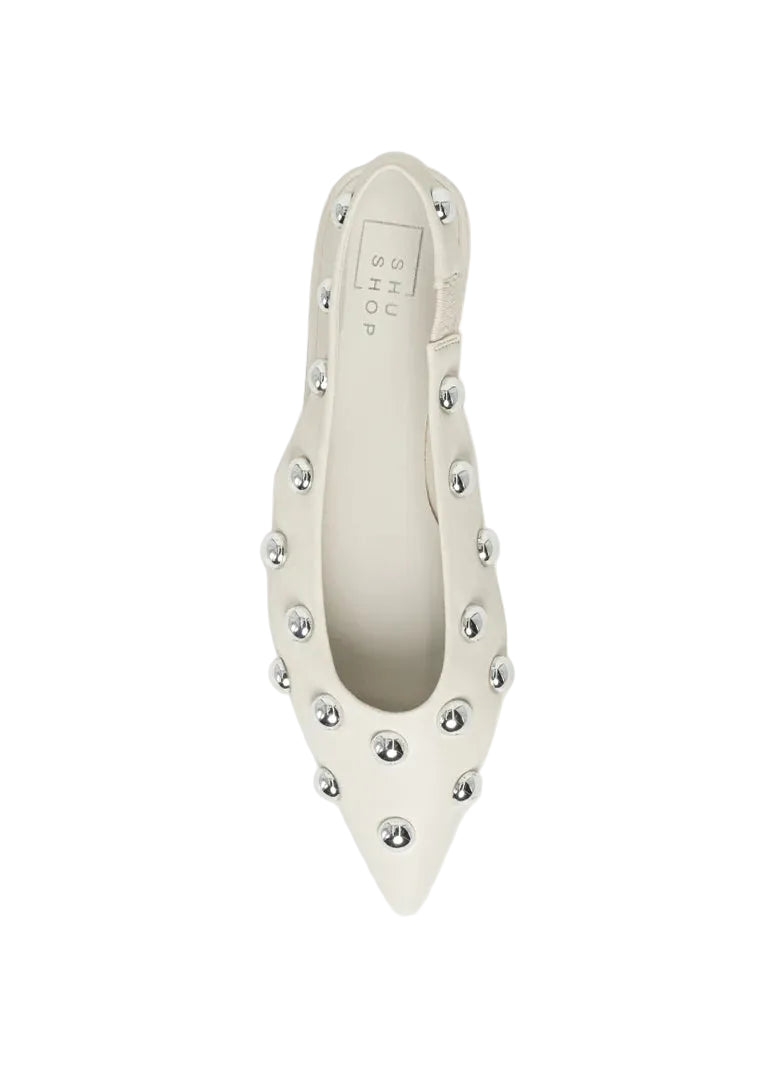 Minimalist in color, bold in detail. ARIZONA in Bone is a refined flat with just the right amount of attitude, thanks to its polished silver studs and pointed silhouette. The slingback design makes it an easy everyday pick, while the creamy neutral tone adds effortless elegance to any look.