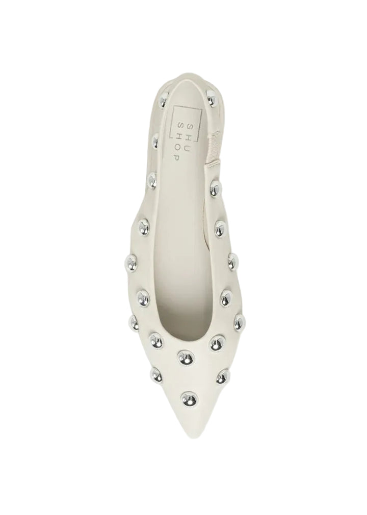 Minimalist in color, bold in detail. ARIZONA in Bone is a refined flat with just the right amount of attitude, thanks to its polished silver studs and pointed silhouette. The slingback design makes it an easy everyday pick, while the creamy neutral tone adds effortless elegance to any look.