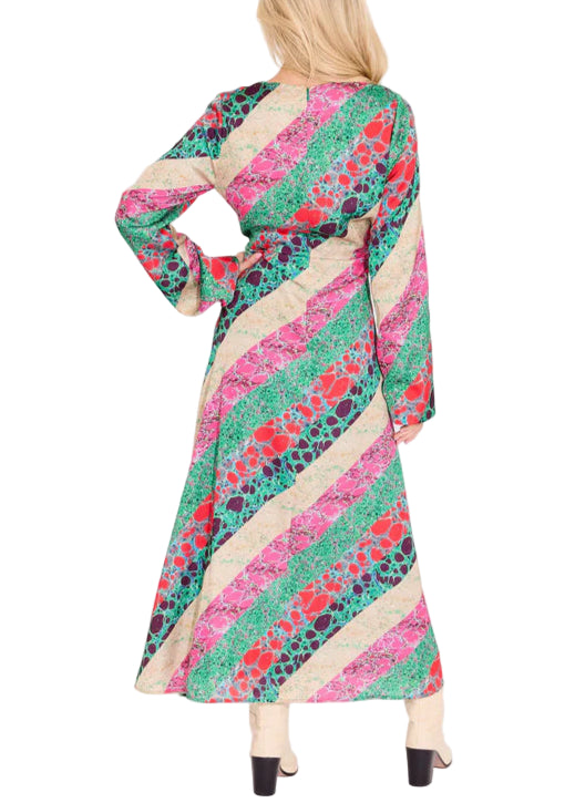 Introducing the Everly Dress! This maxi dress with long flowy sleeves is sure to be a fall favorite in our alabaster print. Pair with your favorite boots or heels to complete the look. 

Fabric Content: 100% Polyester
Fabric: Poly Charmeuse
Machine wash cold