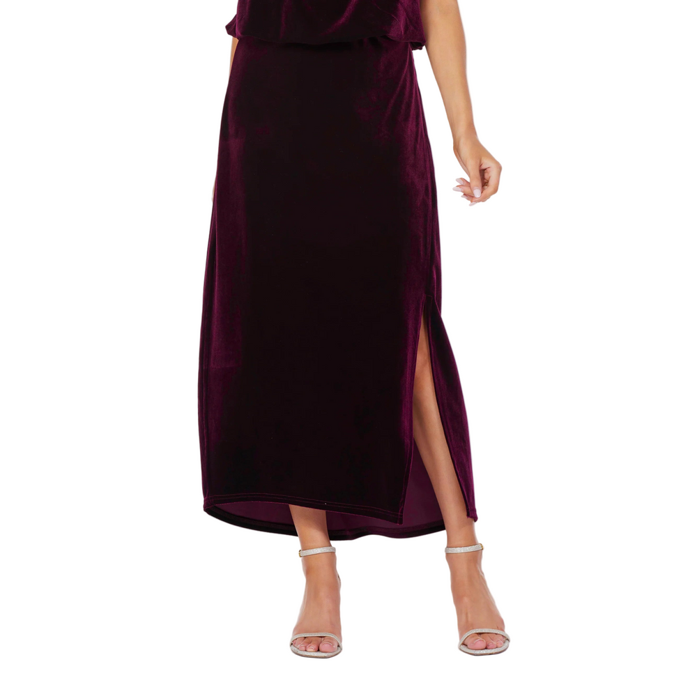 Equal parts striking and elegant, the Luxe Velvet Slip Skirt boasts a sleek, streamlined silhouette with a high waist and front slit for ease. Pair this with its matching the Luxe Velvet Bubble Hem Top for a monochrome velvet moment.