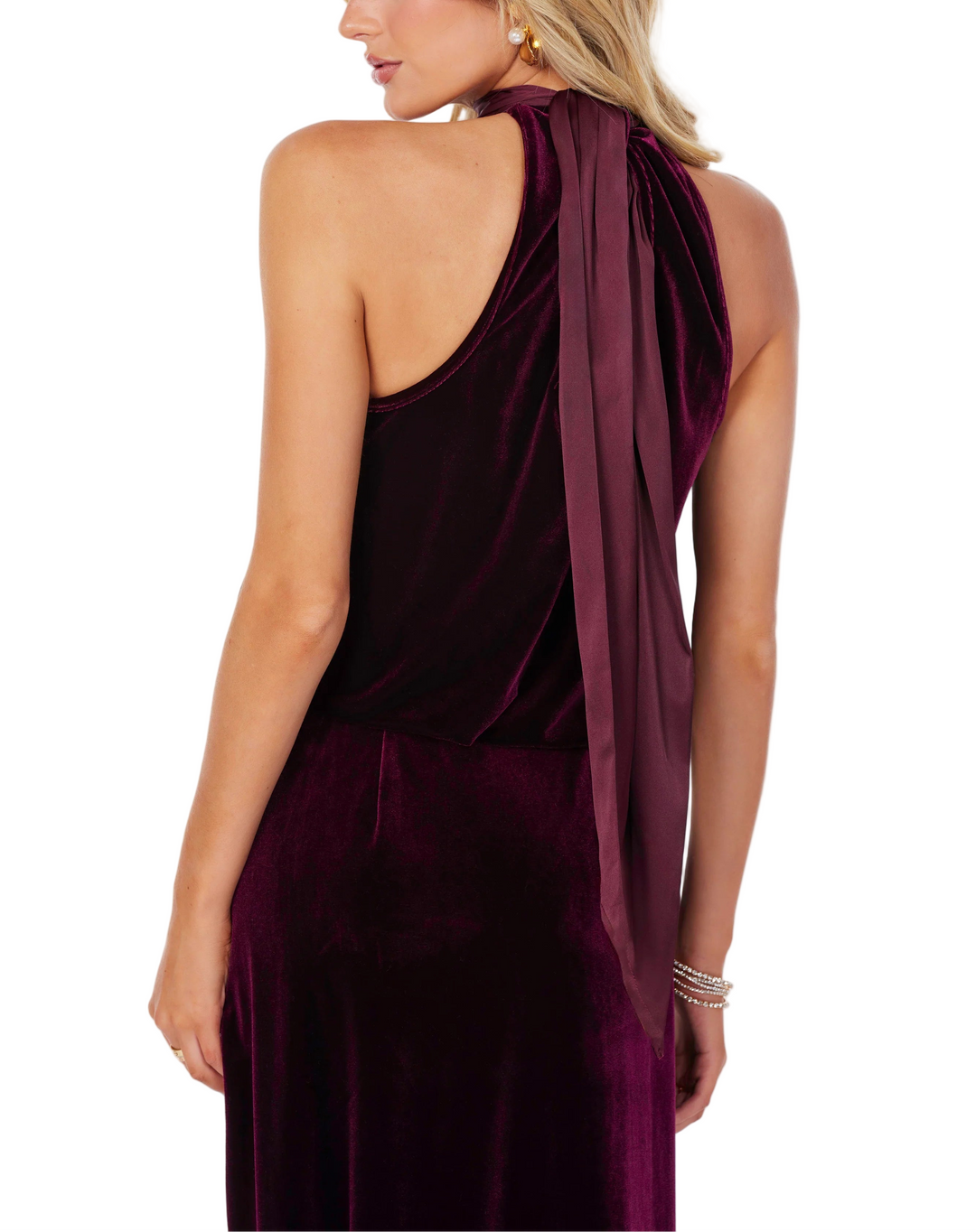 This top is crafted in a dramatic velvet with a bubble hem silhouette, its tie neck detail completes its sophisticated look. Pair this with its coordinating Velvet Slip Skirt and stilettos for a night out.