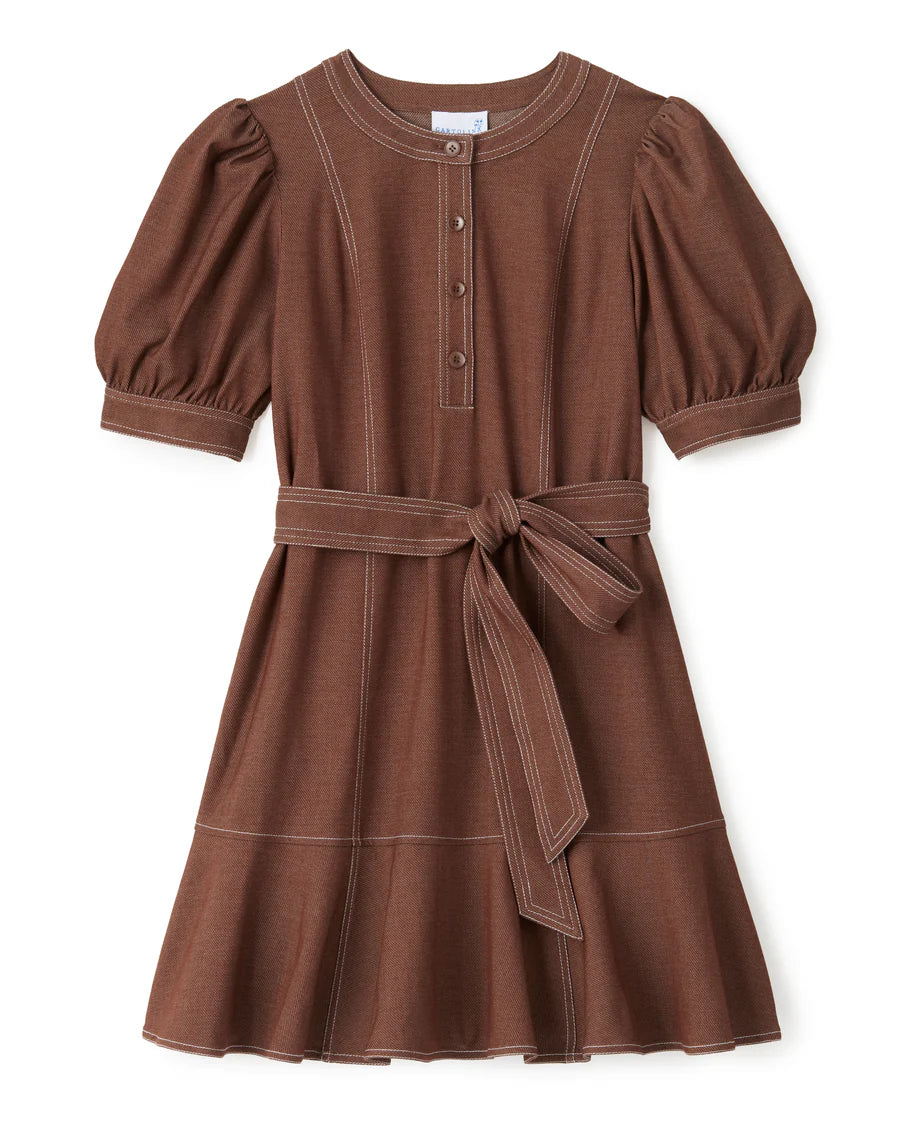 The Bonnie Mini Dress brings structure and charm to cooler days—cut in warm mocha twill, with sculpted sleeves and sweeping seams. Finished with contrast stitching and a flounced hem, it nods to vintage tailoring with a distinctly modern air.

Defined Shape: Puff sleeves and princess seams for subtle structure
Custom Fit: Detachable self belt for adjustable waist emphasis
Artful Contrast: Tonal topstitching and a full, circular-cut mini hem
