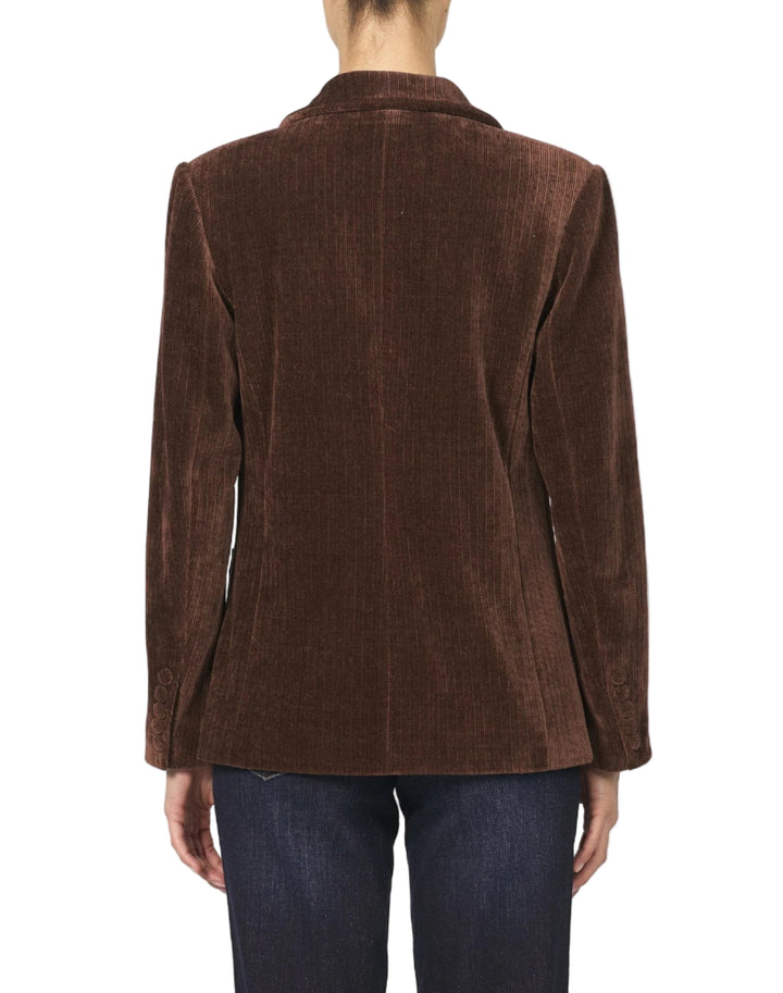 The Elfi single-breasted collared blazer designed in a relaxed fit.

Perfect for any occasion, this jacket combines timeless fashion with contemporary flair.

Its simplicity with versatility in solid color and woven fabric promise durability and comfort, lifestyle that values quality and practicality.