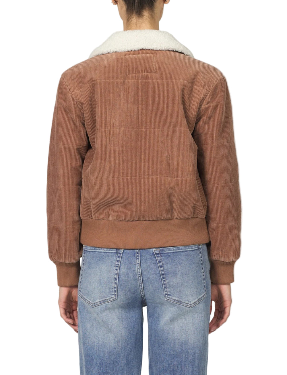 Hallie zip front with sherpa collared jacket featuring an oversized fit, offering a relaxing style with maximum comfort.

The perfect go-to for layering, adding a touch of effortless chic to any outfit.

Its easy-to-wear design ensures versatility for any lifestyle.