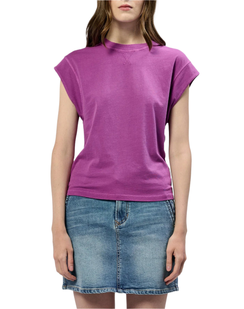 Rosie tee, a standout piece that effortlessly merges style with comfort. This classic fit top is designed to enhance your everyday look without compromising on ease. Creating versatile outfits that adapt to any occasion, from casual outings to a chic layering essential for office wear. This top is not just about aesthetics; it brings you the comfort of breathable fabric, stay cool and confident throughout the day. Feel free to pair it with your favorite jeans or skirts for a seamless transition between rela