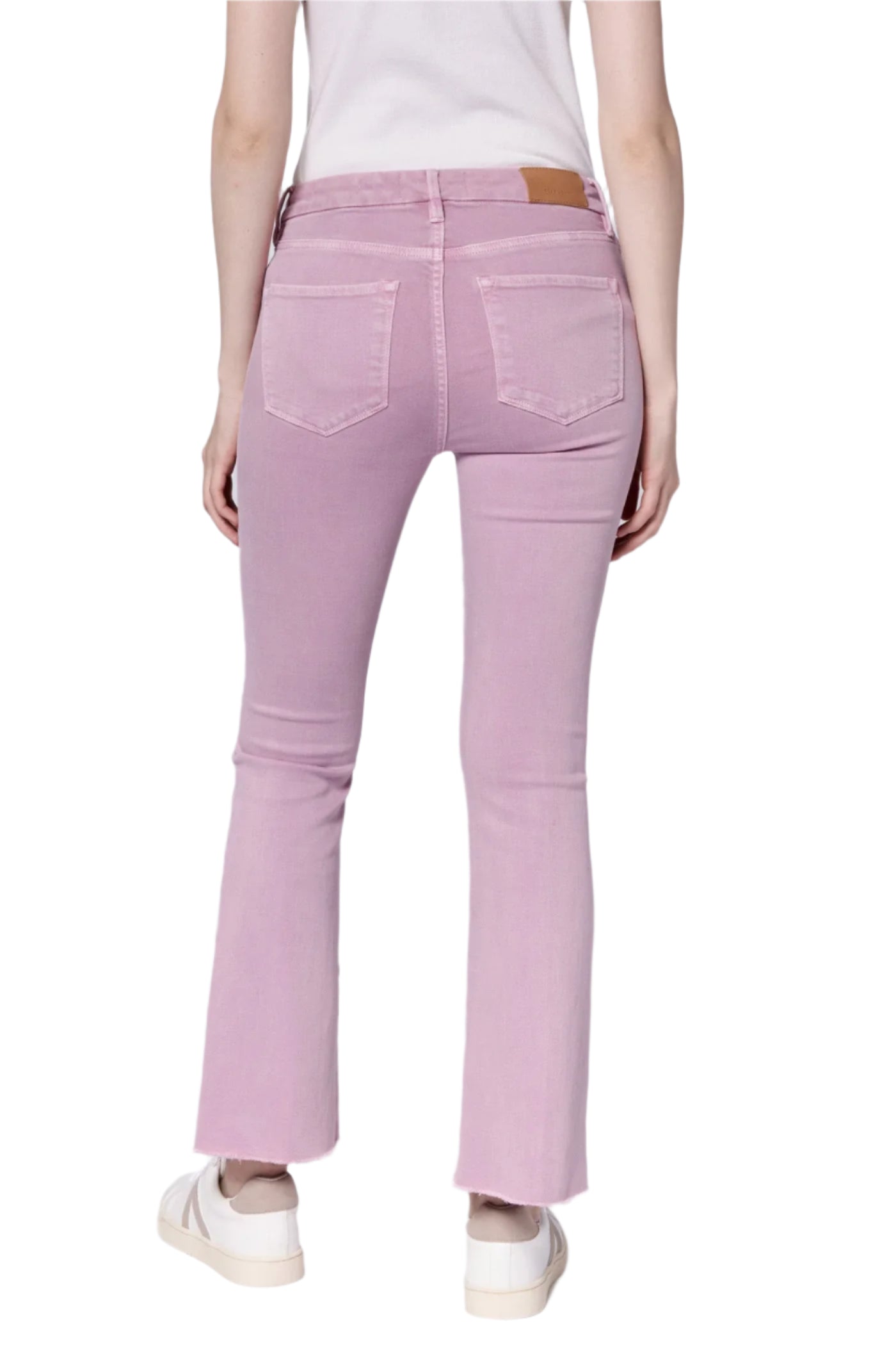 The perfect palette of colors in our Jeanne mid rise raw cut hem jeans in cropped inseam. These women's fashion staples are designed for those who enjoys comfort and versatility in their outfits. The flare cutting offers a silhouette to envy in stretch twill, while the contemporary raw cut hem adds an edge to your look. Ideal for both casual and chic occasions. Elevate your style with these comfortable clothing essentials, perfect for any lifestyle.

90% COTTON, 8% POLYESTER , 2% SPANDEX
Machine wash cold, 