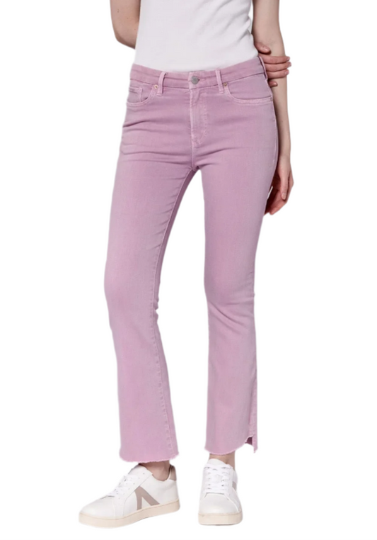 The perfect palette of colors in our Jeanne mid rise raw cut hem jeans in cropped inseam. These women's fashion staples are designed for those who enjoys comfort and versatility in their outfits. The flare cutting offers a silhouette to envy in stretch twill, while the contemporary raw cut hem adds an edge to your look. Ideal for both casual and chic occasions. Elevate your style with these comfortable clothing essentials, perfect for any lifestyle.

90% COTTON, 8% POLYESTER , 2% SPANDEX
Machine wash cold, 