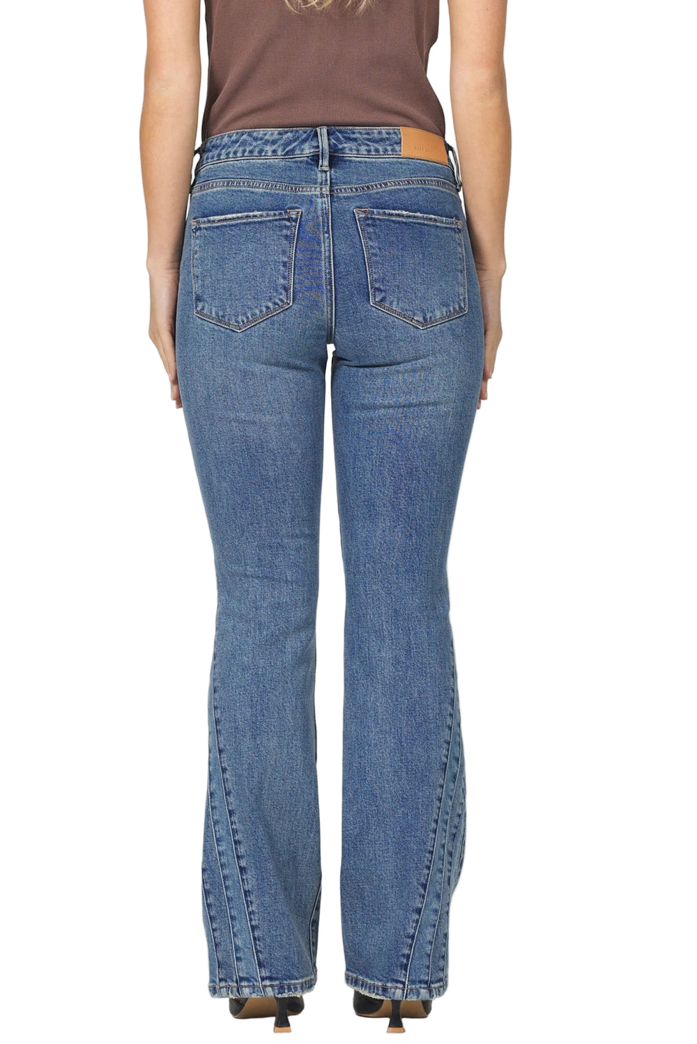 osa mid rise clean patchwork hem jean featuring a flattering silhouette perfect for any occasion.

With unique patchwork hem and comfortable fit, easily transitions from casual outings to chic evenings with versatility and comfort in mind.

It the effortlessly trendy look.