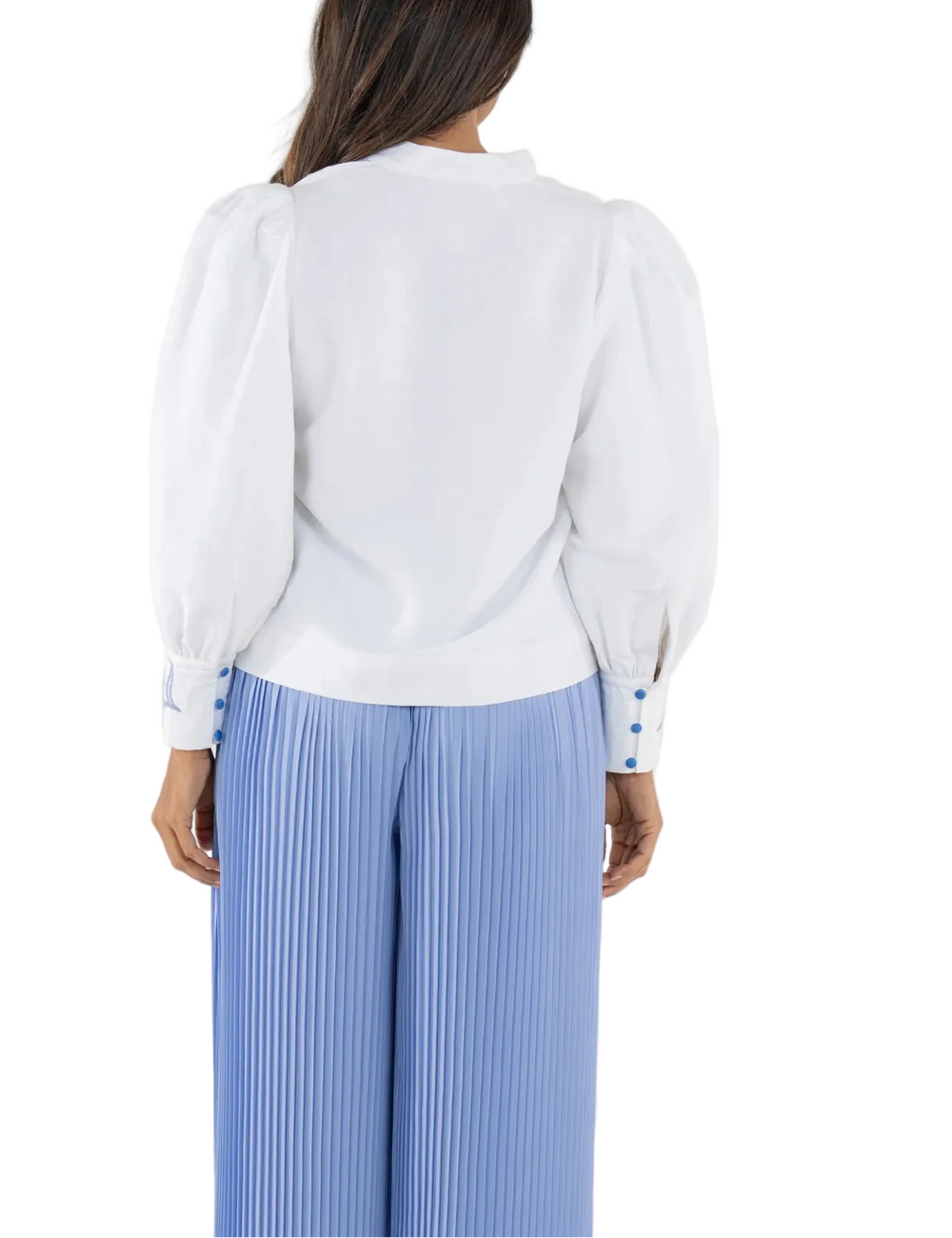 The Hampton Top in Dutch Tile is a natural blend of structure and artistry. Designed with a mandarin-style collar, softly blouson sleeves with cuffed wrists, and a subtly tailored silhouette, it feels polished yet approachable. The placed embroidery reimagines classic floral motifs through the lens of hand-painted ceramic tiles, with intricate stitching that adds depth and a globally inspired, dimensional finish.