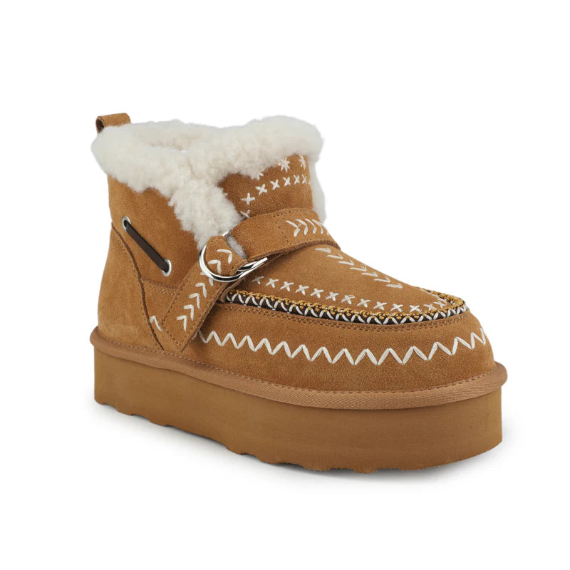 Her style is as free as her spirit — welcome to Vintage Havana, where everyday cozy meets street style. Think bold, trendy, and always a vibe.