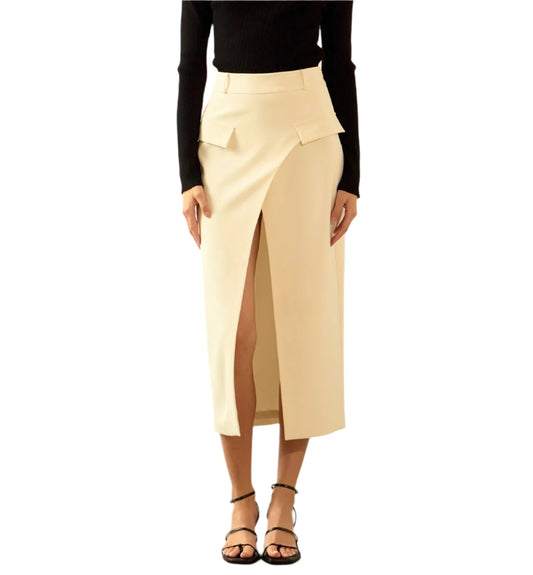 Showcasing a maxi length that exudes elegance and sophistication, this skirt is a must-have for any fashionable wardrobe. The waistband offers support and comfort, while the side zipper ensures a flattering fit.&nbsp;