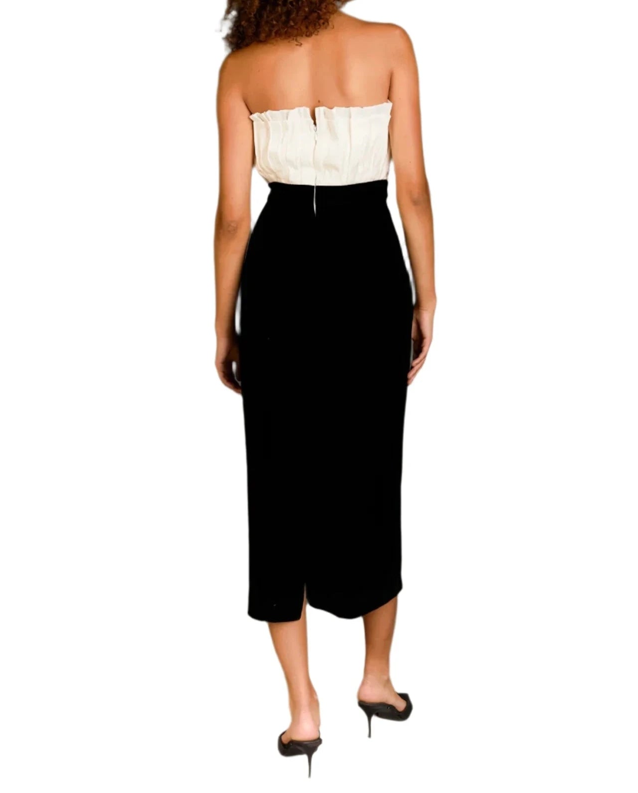 Featuring a sophisticated midi length and a mix of luxurious materials, this dress is a must-have for any special occasion. The velvet skirt adds a touch of elegance while the strapless design allows you to show off your shoulders.&nbsp;