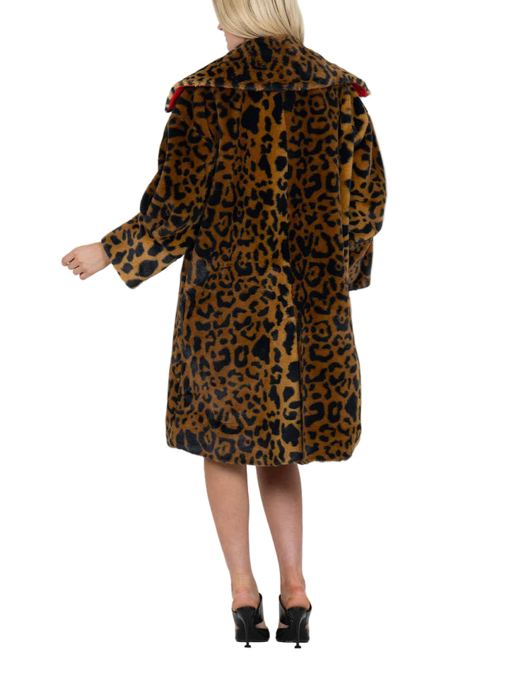 The Manhattan Coat in Lady Leopard is a true statement piece that balances cozy comfort with high-fashion drama. Designed in a plush leopard fur fabric, this coat makes an entrance with its bold oversized lapel, dramatic open cuffed sleeves, and classic hook-and-eye closure. The striking red lining offers an unexpected pop of color, adding even more personality to this head-turning style. A timeless layer that’s as warm as it is commanding, perfect for making a fierce impression this season and beyond.

Det