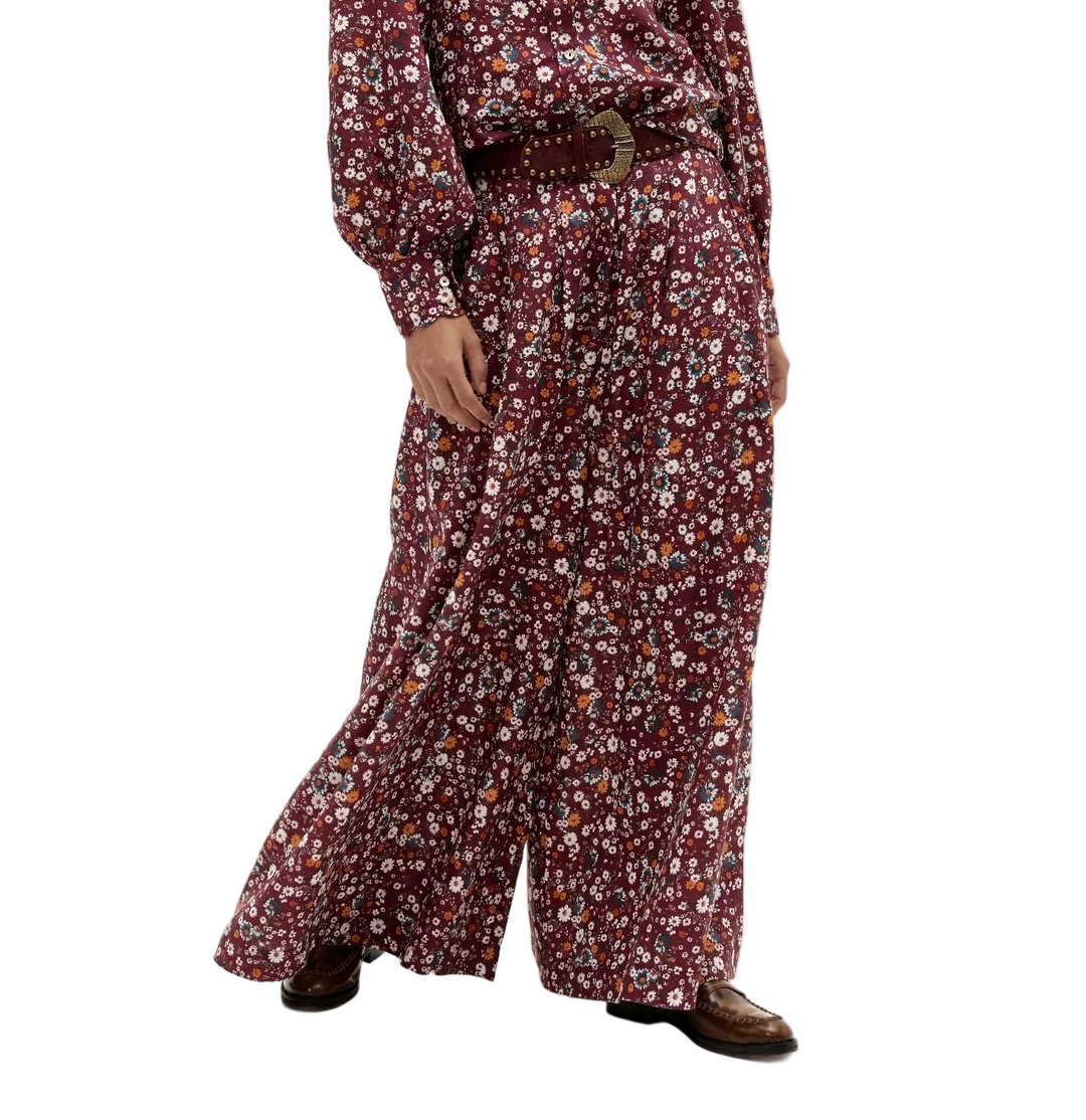 Our beloved Sabi Linen Pants are a true house classic — flattering, fresh, and so easy to wear. They feature a super wide leg that gives them beautiful movement, a mid-high rise with front pleats, and elastic at the back for a better fit and extra comfort. Crafted from 100% natural linen, pre-washed and softened, they feel as good as they look.