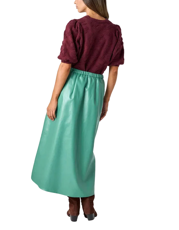 The Selene Skirt brings effortless movement to your fall wardrobe with its voluminous A-line silhouette, elasticized waistband, invisible side zipper, and pockets.