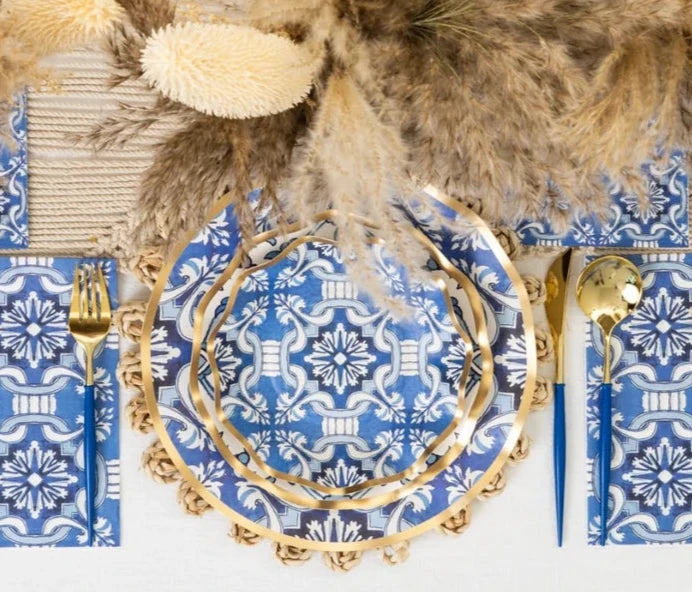 This timeless Moroccan pattern incorporates a metallic gold rim that pairs perfectly with our Gold Bella cutlery &amp; Satin Gold wavy plates.&nbsp; Your guests will not believe this is all disposable!