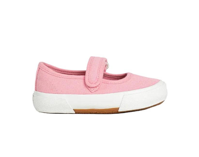 Say hello to sweet simplicity. The OLIVIA MINI reimagines the classic Mary Jane with a comfy, kid-friendly twist. Its easy velcro strap and soft upper make it a go-to for toddlers on the move, while the lightweight design keeps things breezy from playdates to preschool. An everyday essential cute, practical, and made for little adventures.