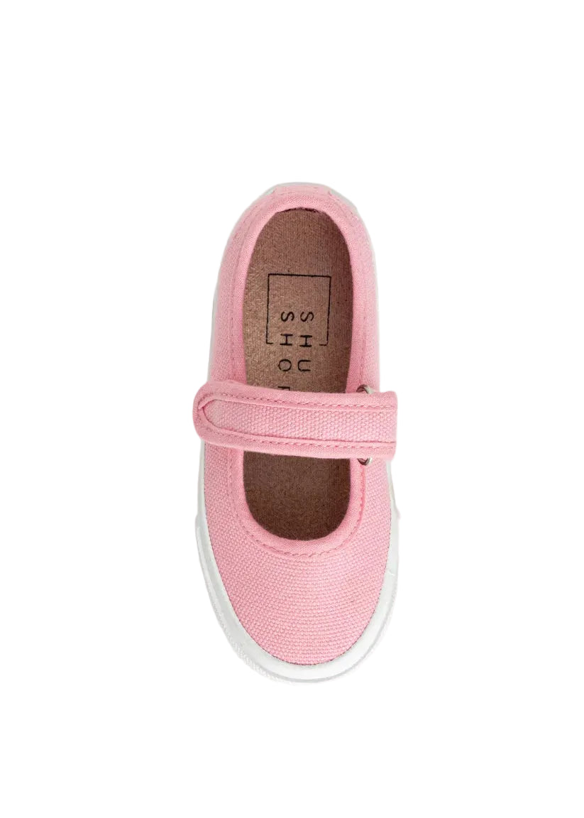 Say hello to sweet simplicity. The OLIVIA MINI reimagines the classic Mary Jane with a comfy, kid-friendly twist. Its easy velcro strap and soft upper make it a go-to for toddlers on the move, while the lightweight design keeps things breezy from playdates to preschool. An everyday essential cute, practical, and made for little adventures.