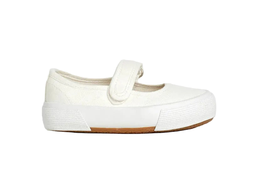Say hello to sweet simplicity. The OLIVIA MINI reimagines the classic Mary Jane with a comfy, kid-friendly twist. Its easy velcro strap and soft upper make it a go-to for toddlers on the move, while the lightweight design keeps things breezy from playdates to preschool. An everyday essential cute, practical, and made for little adventures.