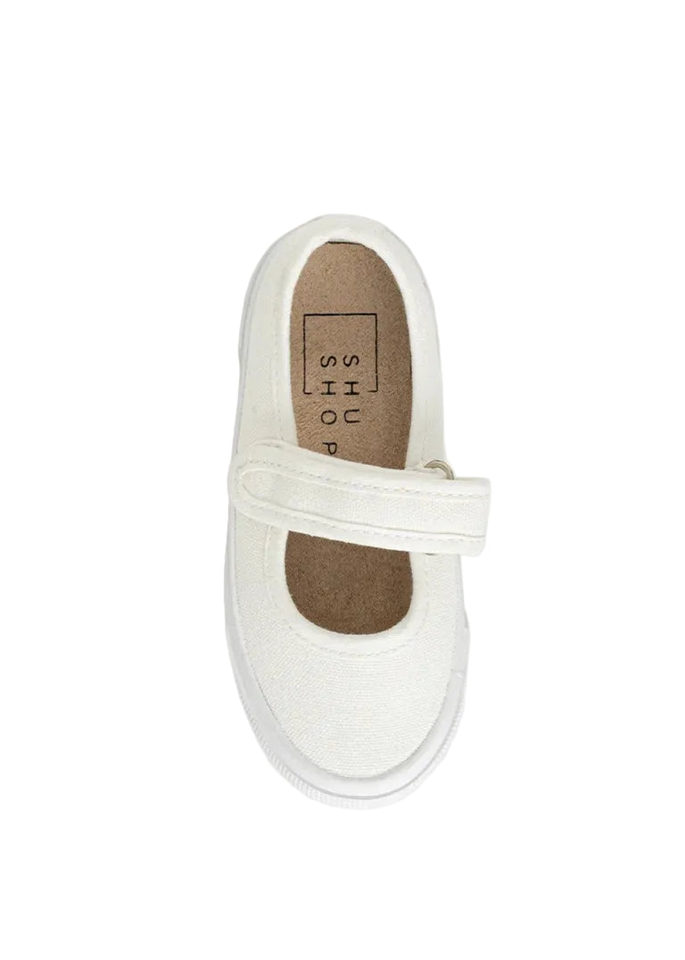 Say hello to sweet simplicity. The OLIVIA MINI reimagines the classic Mary Jane with a comfy, kid-friendly twist. Its easy velcro strap and soft upper make it a go-to for toddlers on the move, while the lightweight design keeps things breezy from playdates to preschool. An everyday essential cute, practical, and made for little adventures.